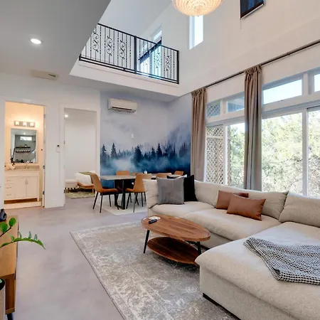 Near Lake Travis And Marina Modern Austin Getaway!